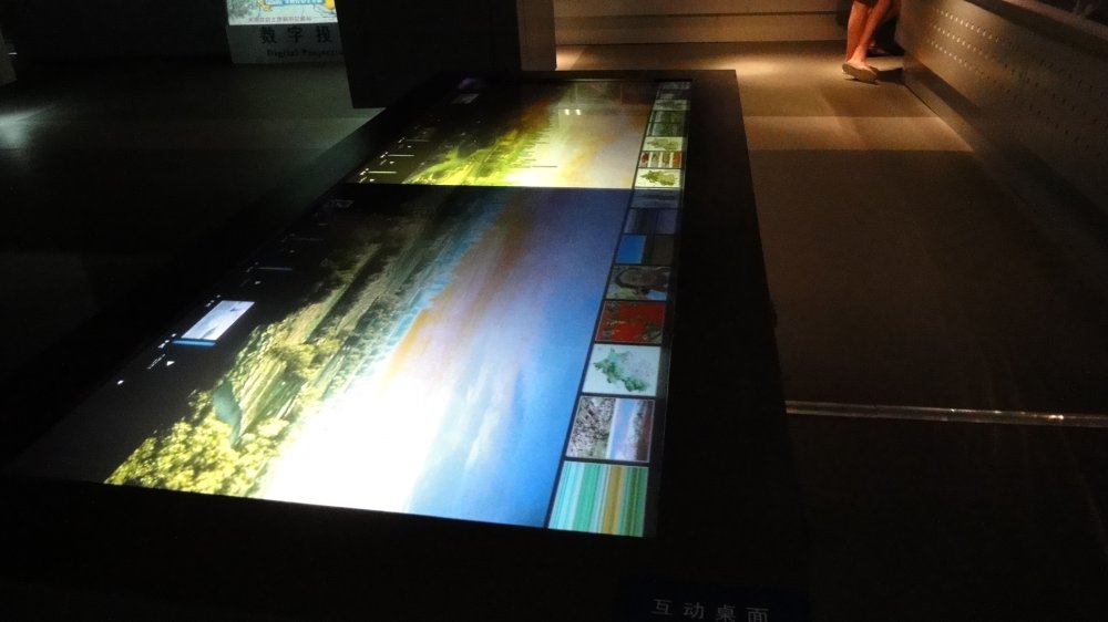 北京規(guī)劃館多點(diǎn)互動(dòng)吧臺(tái)